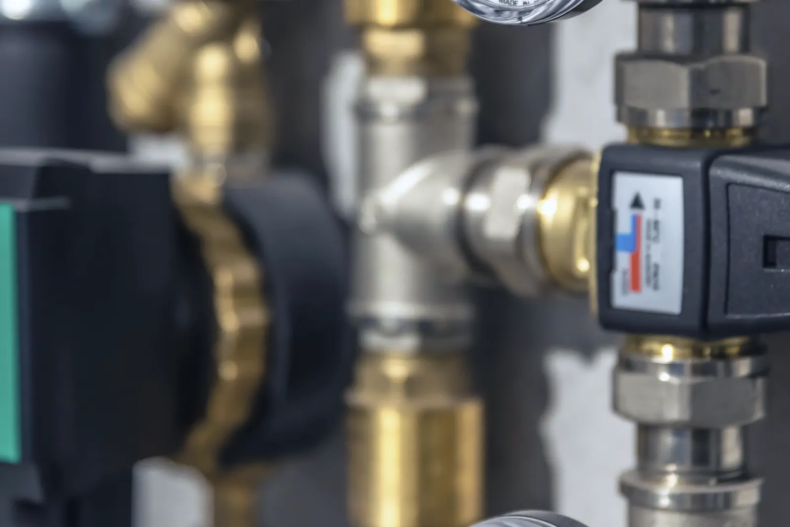 Pressure regulator and pressure sensor in a heating installation, close-up