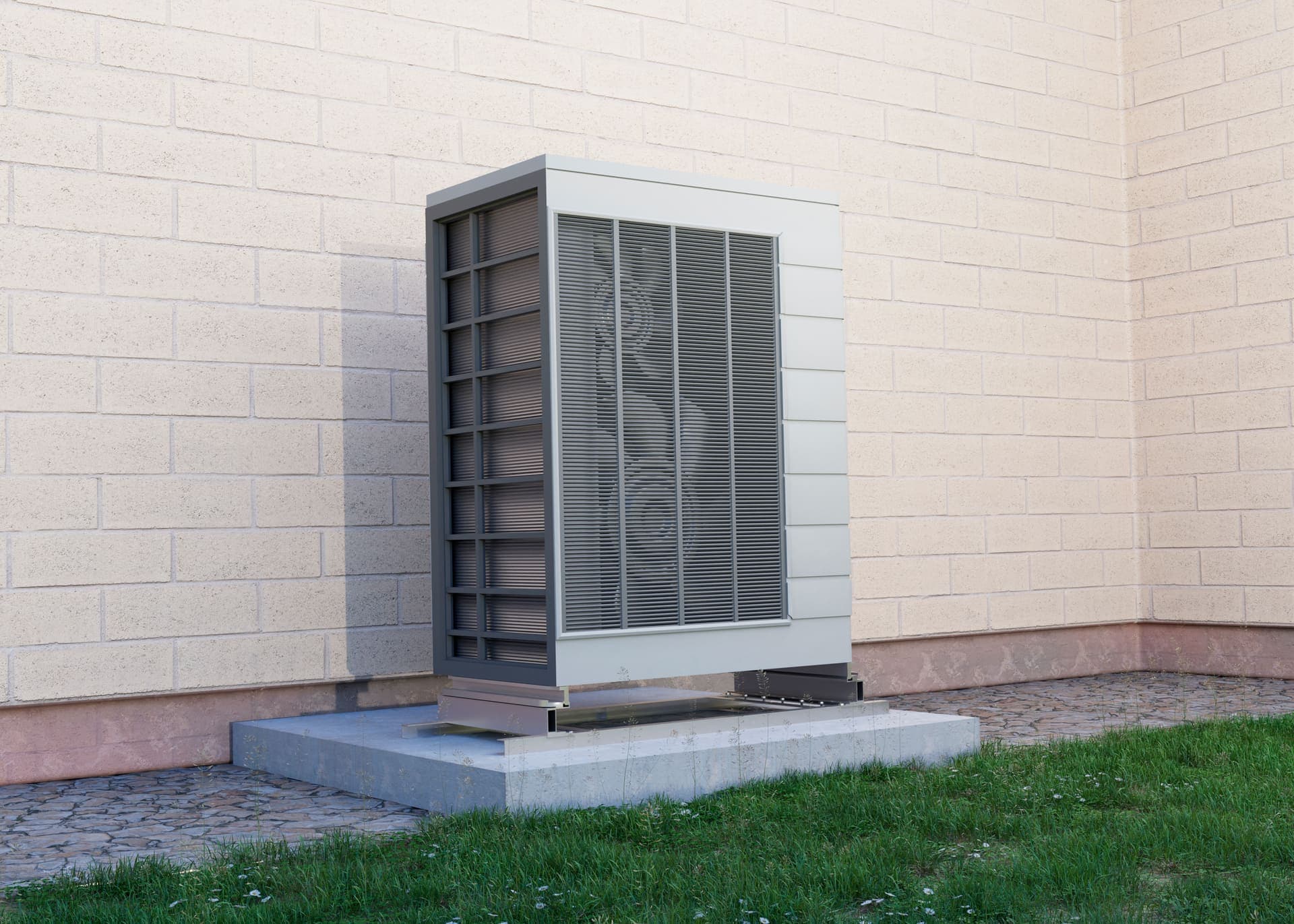 Buitenunit van een lucht-water warmtepomp tegen een moderne woning