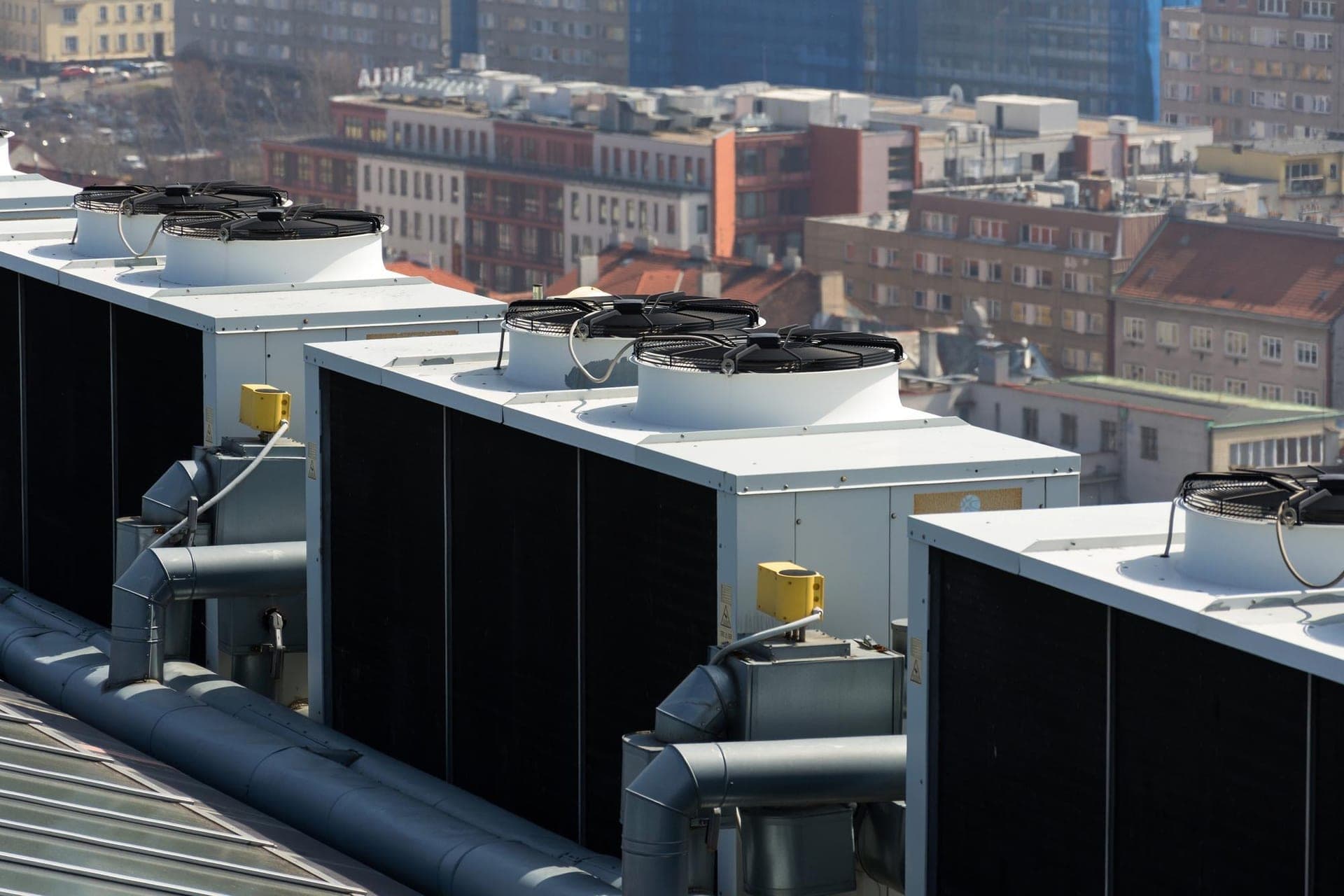 VRF buitenunits op een commercieel dak met meerdere secties