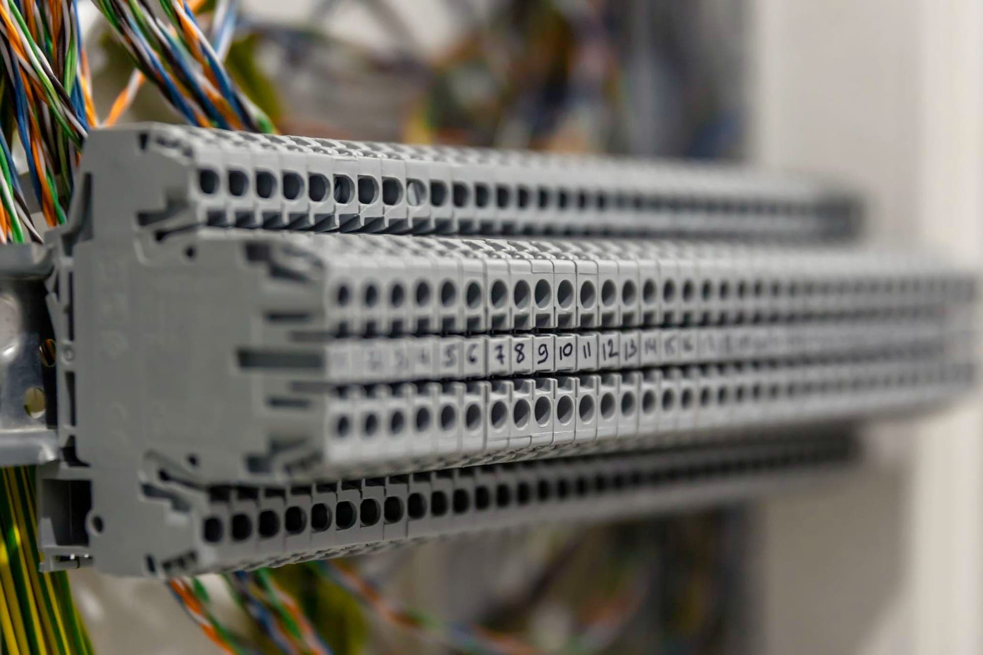 Elektrische verdeelkast met DIN-rail en gestructureerde RS485-bekabeling