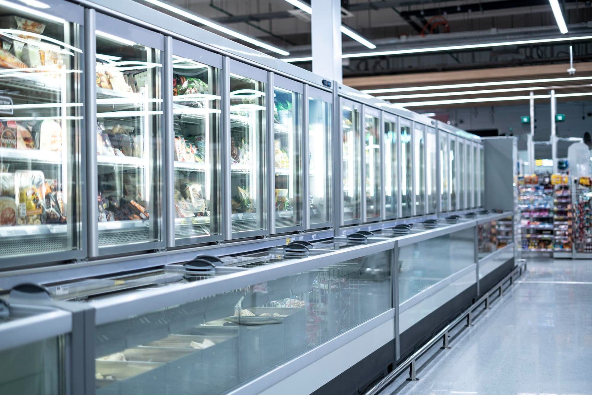 Vriesafdeling in een Europese supermarkt met open koelmeubelen