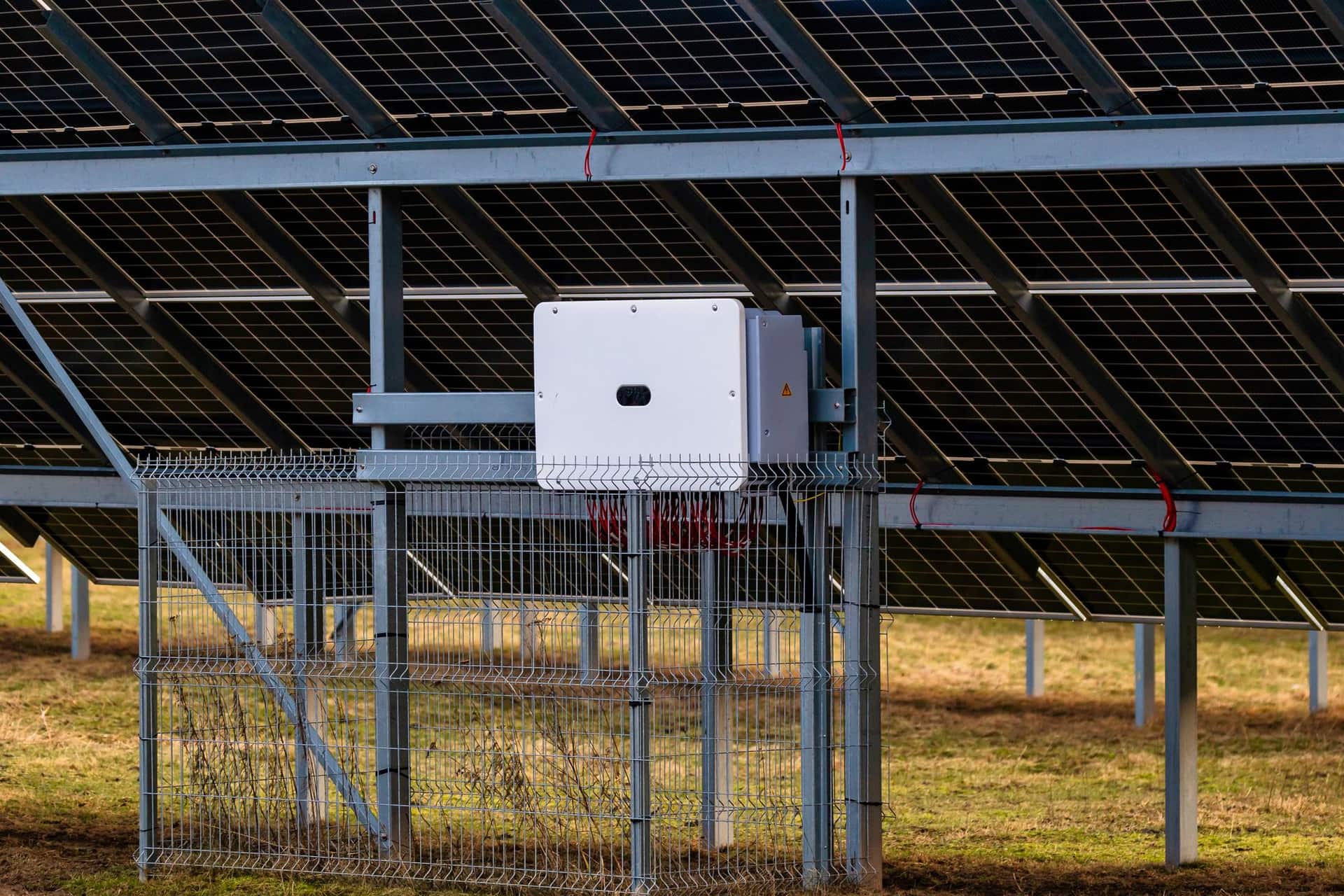 SMA zonne-omvormer aan muur met DC-bekabeling