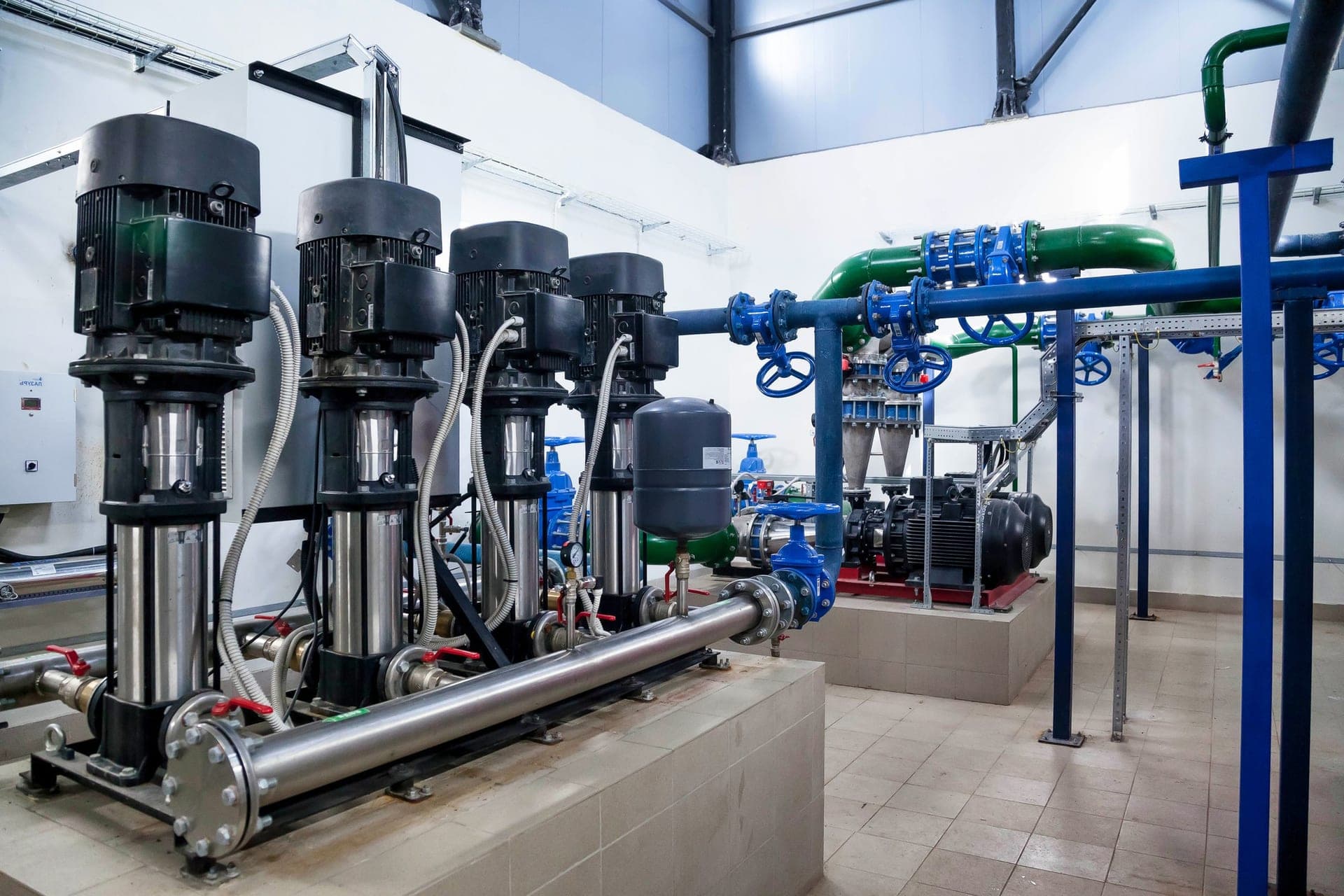 Pompstation met frequentieregelaar en Modbus-apparatuur