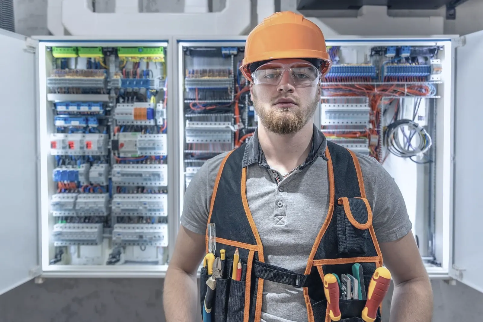 Installer in the office with a laptop